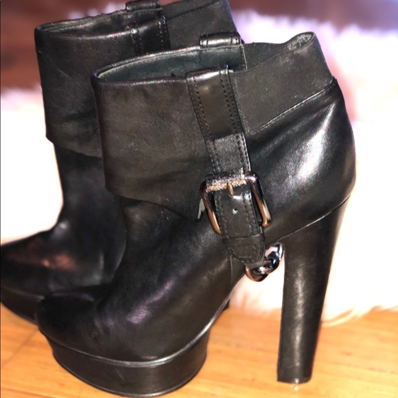 HOT LEATHER AND CHAIN DONALD J PLINER BOOTIES - Picture 3 of 8